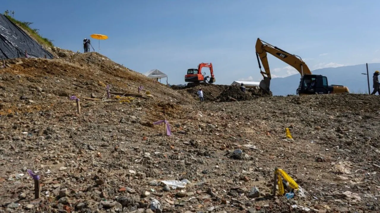 Labores de excavación de la JEP en La Escombrera, Medellín